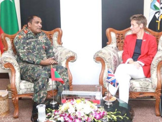 އިނގިރޭސިވިލާތުން ދިވެހިރާއްޖެއަށް ކަނޑައަޅުއްވާފައި ހުންނަވާ އެމްބެސެޑަރ، ހަރ އެކްސެލެންސީ ކެރޮން ރޮސްލާ، ޗީފް އޮފް ޑިފެންސް ފޯސް މޭޖަރ ޖެނެރަލް ޢަބްދުﷲ ޝަމާލުއާއި ބައްދަލުކުރެއްވުން