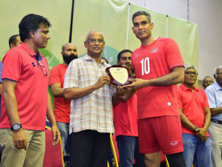 ރައީސް ސޯލިހު (ކ) ލޯންގޭ (ވ) އާ އަގުވަޒަންކުރުމުގެ ފިލާ ހަވާލުކުރައްވަނީ