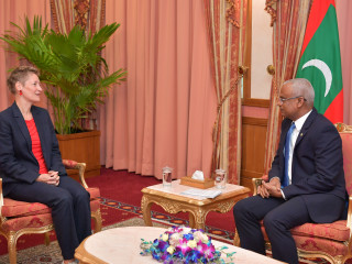 ރައީސް އިބްރާހިމް މުހައްމަދު ސޯލިހު އަރިހުގައި އިނގިރޭސި ސަފީރު ކެރޮން ރޯސްލާ