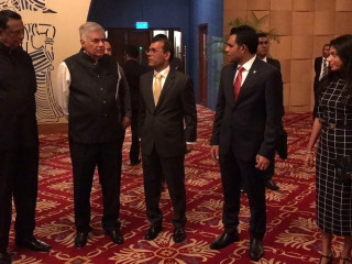 އެމްޑީޕީގެ ވަފުދުގެ ޝަރަފުގައި ސްރީލަންކާގެ ބޮޑު ވަޒީރު ރޭގަނޑުގެ ފަރިއްކޮޅެއް ދެއްވައިފި