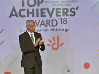 ރައީސުލްޖުމްހޫރިއްޔާ އިބްރާހިމް މުހައްމަދު ސޯލިހް، އަންގާރަ ދުވަހުގެ ރޭ ދަރުބާރުގޭގައި ބޭއްވި އޭ ލެވެލް ޓޮޕް އެޗީވާޒް އެވޯޑް ހަފްލާގައި