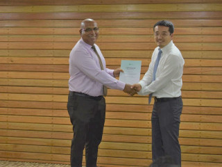 ފަރުކޮޅުފުށީގައި ޤާއިމްކޮށްފައިވާ އައިސޮލޭޝަން ފެސިލިޓީއަށް ސީމެކްއިން ފާޚާނާ ބަރިއެއް ހަދިޔާކުރިކަމުގެ ލިޔުން ހަވާލުކުރަނީ