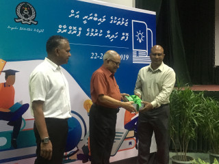 ރައީސް މައުމޫން އަބްދުލް ގައްޔޫމް ޖަލަށް ފޮތް ހަދިޔާ ކުރައްވަނީ