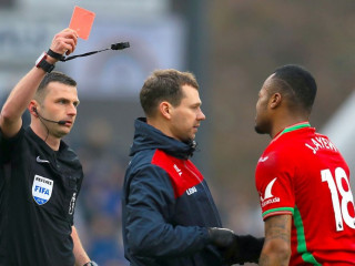 ގަސްތުގައި ކެއްސާ ކުޅުންތެރިންނަށް ކާޑު ދައްކަނީ