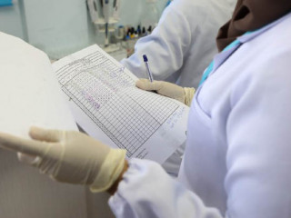 އައިޖީއެމްއެޗްގެ ލެބޯޓްރީގައި ހަރަކާތްތެރިވާ ޑޮކްޓަރެއް