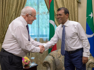 ޖޯހަން ކްރީގްލަރ އާއި ރައީސް މުހައްމަދު ނަޝީދު ސަލާމް ކުރައްވަނީ