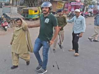 ޕޮލިހުން ހިމާޔަތްކުރި ޒުވާނަކު ޕޮލިހަކު ގޮވައިގެން އަމާން ހިސާބަކަށް ގެންދަނީ