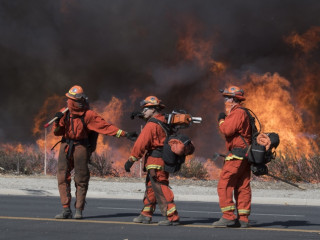 ކެލިފޯނިއާގައި ރޯވެފައިވާ ބޮޑު އަލިފާންގަނޑު ނިއްވަން ފަޔާފައިޓަރުން މަސައްކަތް ކުރަނީ