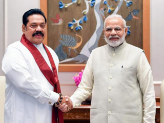 އިންޑިއާގެ ބޮޑުވަޒީރު ނަރެންދުރަ މޯދީ އާއި ލަންކާގެ ބޮޑުވަޒީރު މަހިންދަ ރާޖަޕަކްސަ