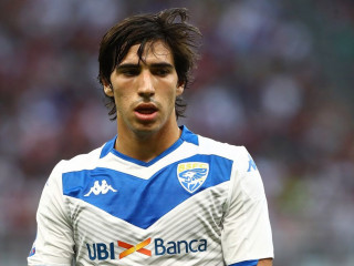 ބްރެޝިއާއަށް ކުޅެމުން އަންނަ އިޓަލީގެ އުންމީދީ މިޑްފީލްޑަރު ސަންޑްރޯ ޓޮނާލީ