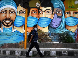 ނިއުދިއްލީގެ މަގެއްގެ މަތީގައި މީހަކު ހިނގާފައިދަނީ