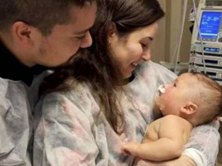 32 ދުވަސް ވަންދެން ކޯމާގައި އޮތުމަށްފަހު ރަނގަޅުވި ޑޯމް އޭނާގެ މަންމައާއި ބައްޕައާއެކު