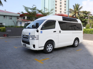 ޔުނިވަރސަލް އެންޓަރޕްރައިސަސްގެ ފަރާތުން ހަދިޔާކުރި އެމްބިއުލާންސް