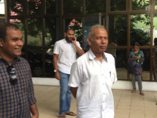 ދީބާޖާ އިންވެސްޓްމަންޓުގެ ފަރާތުން ކޯޓަށް ވަޑައިގެންނެވި އެ ކުންފުނީގެ ޗެއާމަން އިބްރާހިމް ރަޝީދު (ވ) އާއި އެ އަޑުހުމަށް ވަތް ބައެއް މީހުން ކޯޓު ބޭރުގައި