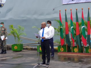 ބަންގުލަދޭޝްއިން ރާއްޖެއަށް ފޯރުކޮށްދިން އެހީތަށް ހަވާލުވުމަށް ޕޯޓްސް ގައި ބޭއްވި ރަސްމިއްޔާތުގައި މިނިސްޓަރު ޝާހިދު ވާހަކަދައްކަވަނީ