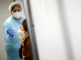 ފްރާންސްގައި ސިއްހީ މަސައްކަތްތެރިއަކު ކޮވިޑަށް ޓެސްޓް ހައްދަން ސާމްޕަލް ނަގަނީ