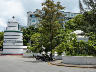 މާޒީވި ދިވެހި ތަޚުތު ފަޅުފިލުވައި ދެއްވި، ރަހުންނާއި ރަނީންގެ ޒިޔާރަތްތަކާއި، ބިސްތާނަތަކުން ފުރިފައިވި، ހުކުރު މިސްކިތު ސަރަހައްދު