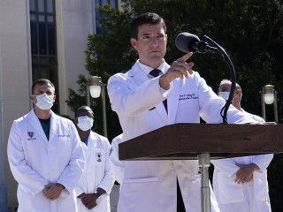 ޓްރަމްޕްގެ ޑޮކްޓަރުންގެ ޓީމުން ބޭއްވި ނޫސްވެރިންގެ ބައްދަލުވުން