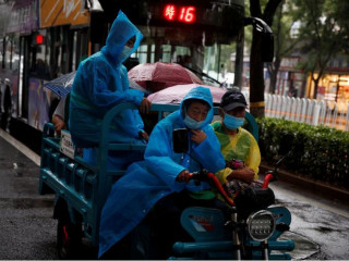 ޗައިނާގައި މަސައްކަތްކުރާ ބަޔަކު މާސްކު އަޅައިގެން