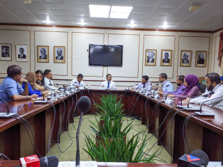 މަޖިލީހުގެ މިނިވަން މުއައްސަސާތަކާބެހޭ ކޮމެޓީގެ ކުޑަ ކޮމެޓީން މީޑިއާ ކޮމިޝަންގެ ބިލް ދިރާސާކުރުމަށް ބޭއްވި ބައްދަލުވުމުގެ ތެރެއިން: މި ބައްދަލުވުމުގައި ބްރޯޑްކޮމްއާއި މީޑިއާ ކައުންސިލް މެމްބަރުން ހިމެ