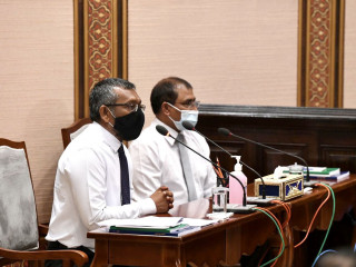 އިކޮނޮމިކް މިނިސްޓަރ ފައްޔާޒް އިސްމާއިލް އަދި ޓުއަރިޒަމް މިނިސްޓަރ އަބްދުﷲ މައުސޫމް މުޅި މަޖިލީހުގެ ކޮމިޓީ ބައްދަލުވުމުގަ