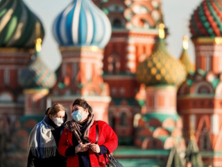 މޮސްކޯގެ ތާރީހީ ބިނާއެއް ކަމުގައިވާ ރެޑް ސްކްއަރ ސަރަހައްދުގައި ބަޔަކު މާސްކު އަޅައިގެން