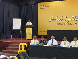 \"އެޖެންޑާ 19 ރަށަށް\" ކައުންސިލް އިންތިހާބުގެ ކެމްޕެއިންގައި އައްޑު ސިޓީގައި ބޭއްވި ވޯރކްޝޮޕްގައި ރައީސް ނަޝީދު ވާހަކަދައްކަވަނީ