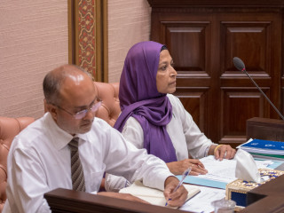 މިނިސްޓާރ އޮފް ހައުސިންގް އެންޑް އާރބަން ޑިވެލޮޕްމެންޓް އައިމިނަތް އާތިފާ ޝުކޫރު ރައްޔިތުންގެ މަޖިލީހުގައި