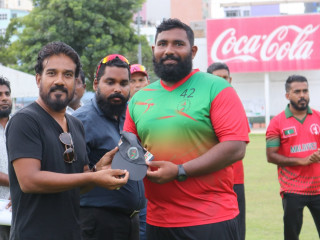 ކްރިކެޓް ކުޅުންތެރިޔާ މުހައްމަދު ރިޝްވާން ކްރިކެޓް ބޯޑް އޮފް މޯލްޑިވްސްގެ ރައީސް މުހައްމަދު އަފްލާހާ އެކު