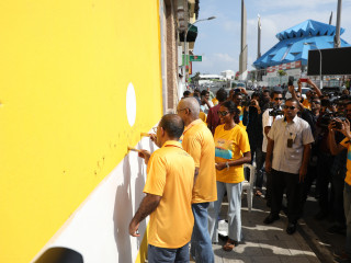 President Solih and Former President Nasheed painting the wall of MDP headquarters
