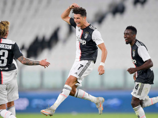 ޔުވެންޓަސް އާއި ސަމްޕްޑޯރިއާ ބައްދަލުކުރި މެޗުގެ ތެރެއިން: މި މޮޅާއެކު ޔުވެންޓަސްއިން ވަނީ ލީގު ޗެމްޕިއަންކަން ކަށަވަރުކޮށްފައި