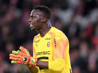 ރެނެސްއަށް ކުޅެމުން އައި ފްރާންސްގެ ގޯލްކީޕަރު އެޑޮއާޑް މެންޑީ