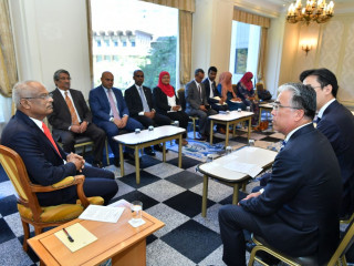 ރައީސް ސޯލިހު ޔަމަކީ ކޯ ލިމިޓެޑްގެ ރައީސް، ޔޮޝިހިރޯއާ ބައްދަލުކުރެއްވުން