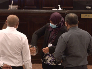 އެއް ޖަލްސާއެއްގައި ދެ މެންބަރަކު ކުއްލި މައްސަލައެއް ހުށަހަޅުއްވަން ބޭނުންފުޅުވާތީ ހޯމަ ދުވަހުގެ ޖަލްސާގައި ނެގުނު ގުރުއަތުލުން