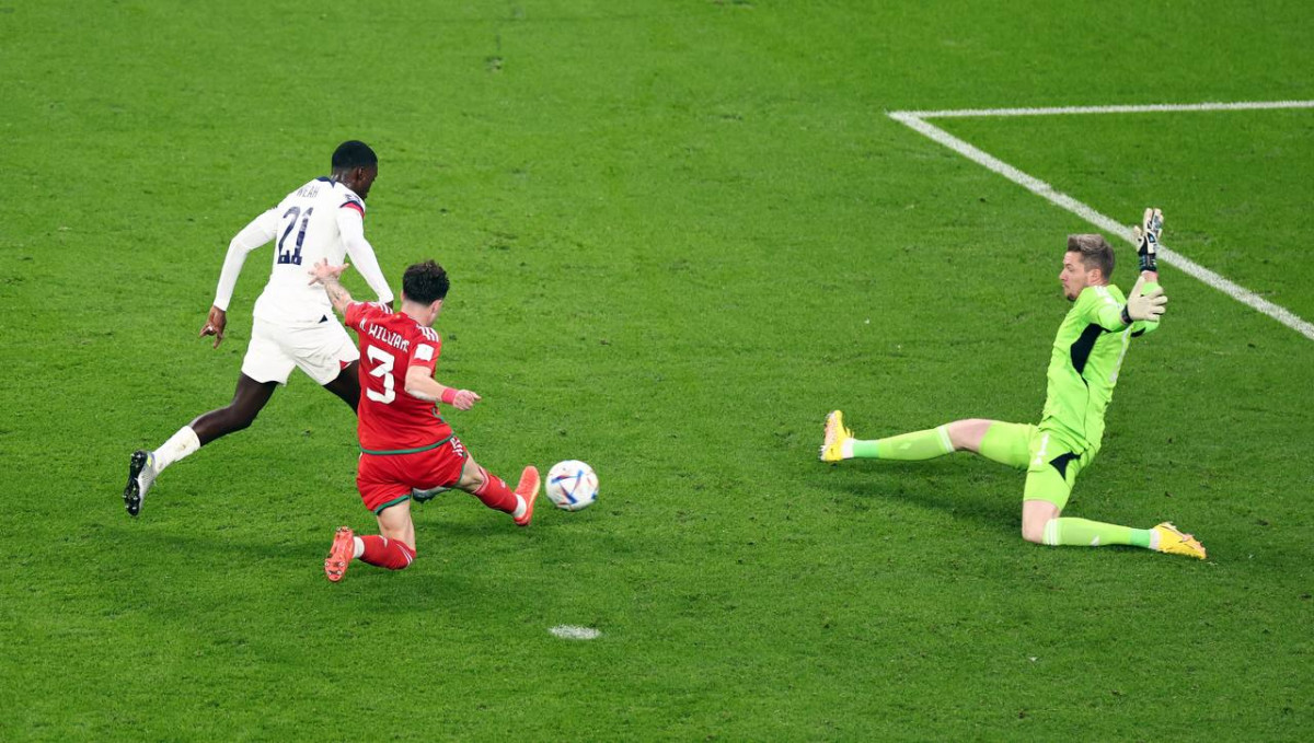 ވޭލްސް އާއި އެމެރިކާ ކުޅުނު މެޗުގެ ތެރެއިން، އެމެރިކާގެ ޓިމޮތީ ވިއާ ލަނޑު ޖަހަނީ: ފޮޓޯ - ރޮއިޓާސް  