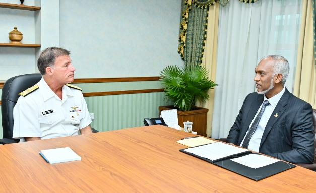 ރައީސުލްޖުމްހޫރިއްޔާ ޑޮކްޓަރ މުޙައްމަދު މުޢިއްޒު އެމެރިކާގެ އިންޑޯ-ޕެސިފިކް ކޮމާންޑުގެ ކޮމާންޑަރ އެޑްމިރަލް ޖޯން އެކުއިލީނޯ