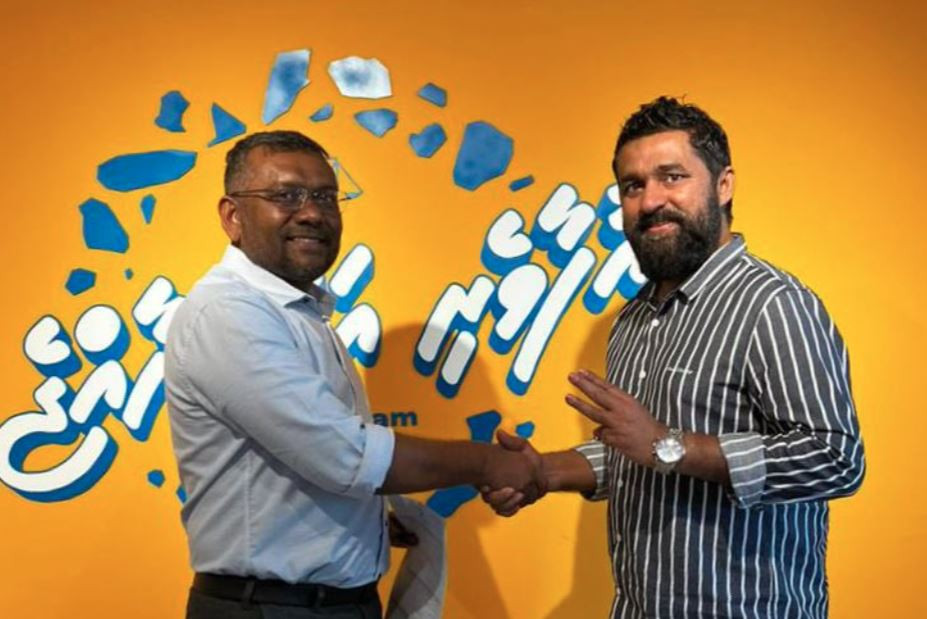 ވަކީލު އާސިފު އެމްޑީޕީއަށް ސޮއިކުރެއްވުމަށްފަހު ފޯމް ޗެއަރޕަރސަން އަތްޕުޅަށް ފޯމު އަރުވަނީ