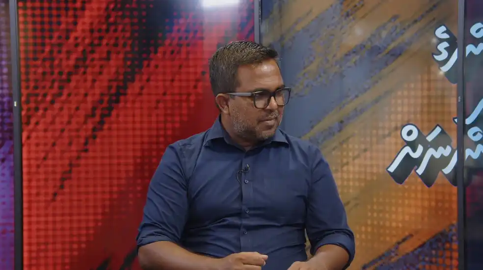 ދިވެހީންގެ ބިން ދިވެހީންނަށް ޚާއްސަ ކަވަރޭޖްގައި އެޑިއުކޭޝަން މިނިސްޓްރީގެ ކުރީގެ ޑެޕިއުޓީ މިނިސްޓަރު މުހައްމަދު އިހުސާން ވާހަކަ ދައްކަވަނީ.