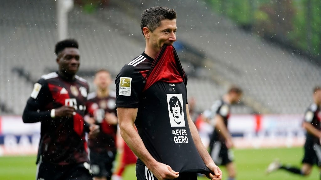 ފްރެއިބާގާއި ބަޔާން ބައްދަލުކުރި މެޗުގެ ތެރެއިން ޕޮލެންޑުގެ ތަރި ރޮބަޓް ލެވަންޑޯސްކީ