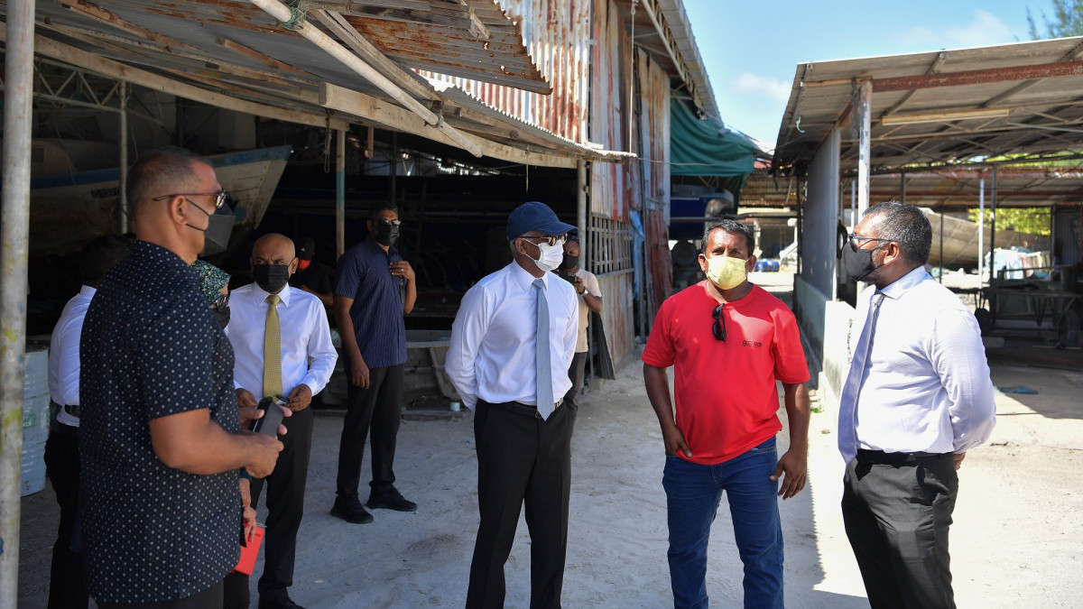 ރައީސުލްޖުމްހޫރިއްޔާ އިބްރާހީމް މުހައްމަދު ސާލިހު ރ. އަތޮޅަށް ކުރެއްވި ދަތުރުފުޅުގެ ތެރެއިން، ރ. އަލިފުށީ ބޯޓްޔާޑް ބައްލަވާލެއްވުން - ފޮޓޯ: ރައީސް އޮފީސް