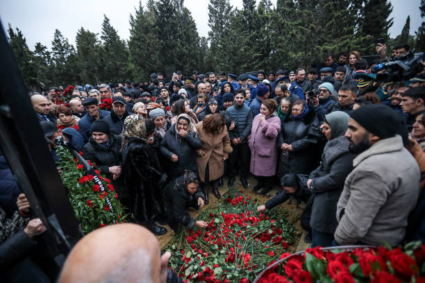 ޑިސެމްބަރު 29: ކަޒަކިސްތާނުގައި ހިނގި ނުރައްކާތެރި ބޯޓު ވެއްޓުމުގެ ހާދިސާ އެއްގައި މަރުވި އަޒަރުބައިޖާން އެއާލައިންސް އެމްބްރޭއާ 190 ގެ ފަޅުވެރިންގެ ޖަނާޒާއެއްގައި މީހުން ހިތާމަކުރަނީ