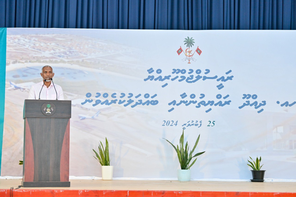 President Muizzu speaking to the residents of Dhidhdhoo island