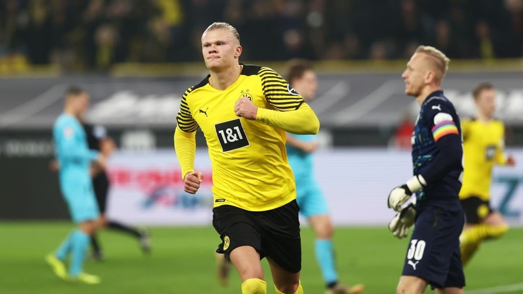 ބޮރޫޝިއާ ޑޯޓުމުންޑަށް ކުޅެމުން އަންނަ ފޯވާރޑް އާލިން ބްރައުޓް ހާލަންޑް