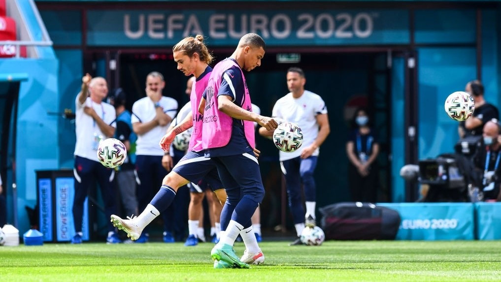 ހަންގޭރީ މެޗުގެ ކުރިން ފްރާންސްއިން ކުރިއަށްގެންދިޔަ ތަމްރީނުތަކުގެ ތެރެއިން