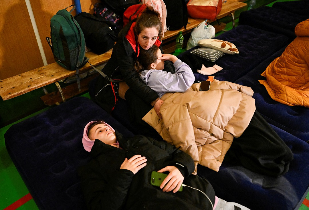 ރަޝިއާ-ޔޫކްރޭން ހަނގުރާމައާއި ގުޅިގެން އުބްލާ ސްކޫލުގެ ޖިމްގައި ރެފިއުޖީންގެ ޝެލްޓަރެއްގެ ގޮތުގައި އެތައް ބަޔަކު އަންނަނީ ބޭނުން ކުރަމުން - ފޮޓޯ: ރޮއިޓަރސް