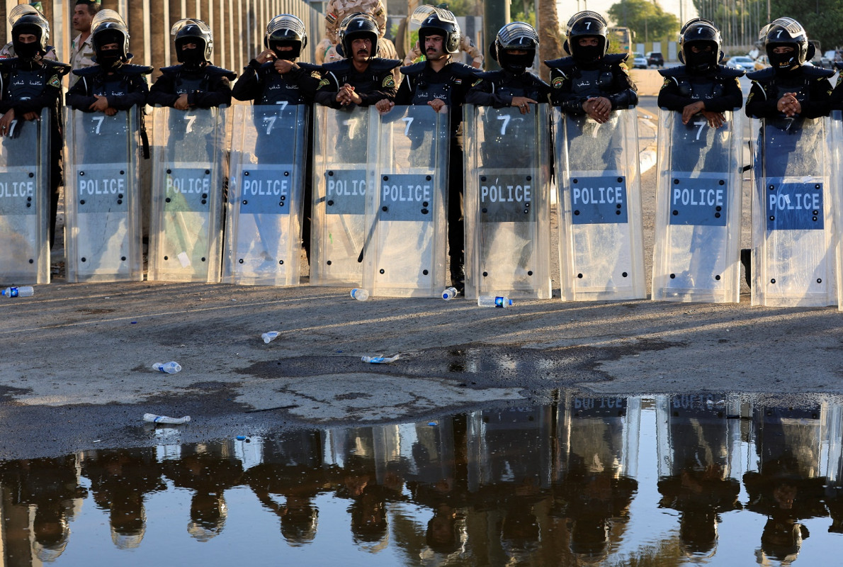 އިރާޤުގެ ވެރިރަށް ބަޣްދާދުގައި ކޮރަޕްޝަނާ ދެކޮޅަށް ކުރި މުޒާހަރާގެ ތެރެއިން، އިރާޤުގެ ޝިއައީ ދީނީ ޢިލްމުވެރިއެއް ކަމަށްވާ މުޤްތަދާ އަލް-ސަދްރުގެ ސަޕޯޓަރުން ބަޣްދާދުގެ ގްރީން ޒޯން ވަށައިގެންހުރި ފާރުތަކުގެ މަތިން އަރާތަނުގައި ޢިރާޤުގެ ސަލާމަތީ ބާރުތަކުން ފޯރިމަރަނީ - ފޮޓޯ: ރޮއިޓަރސް