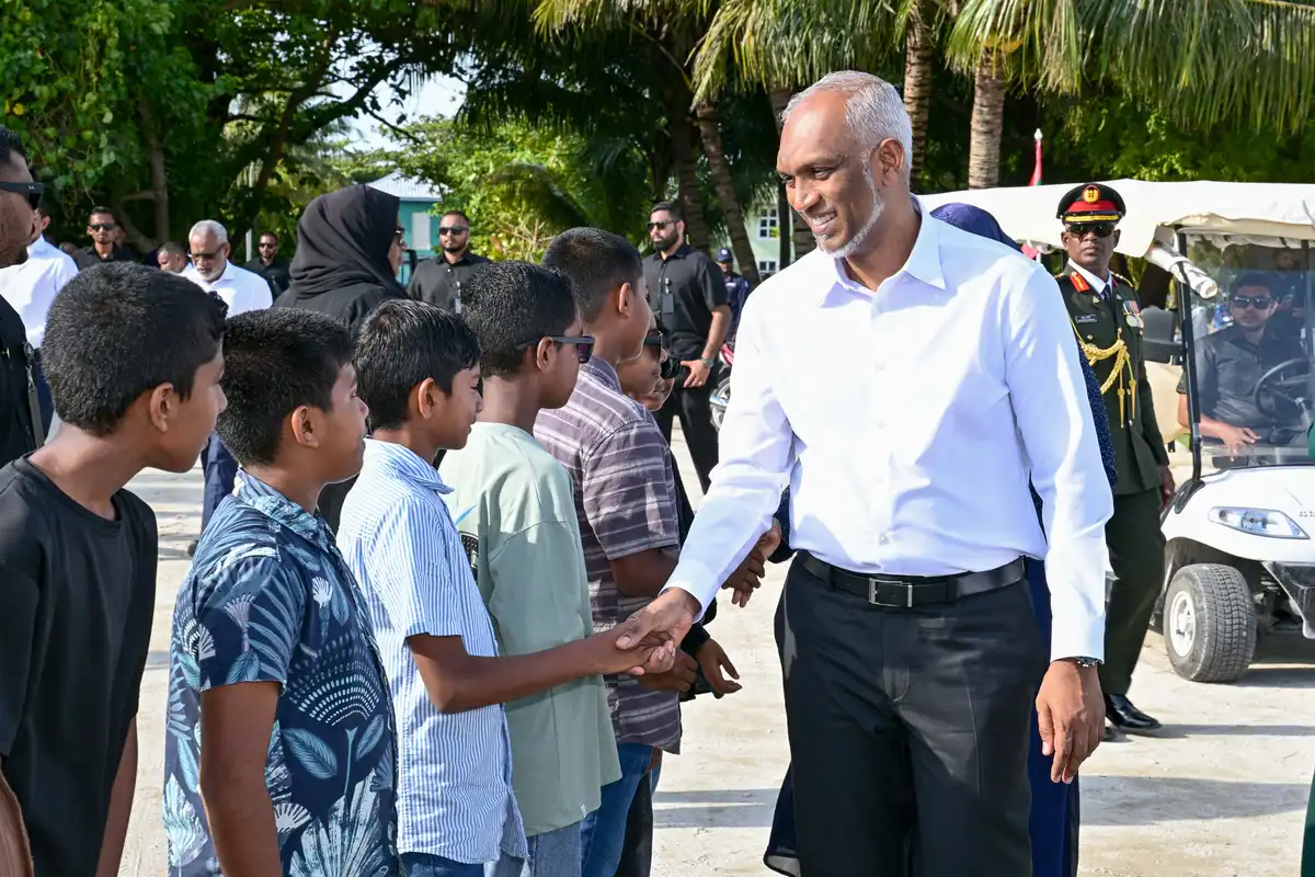 ޤައުމީ ދުވަހުގެ ރަސްމީ ހަރަކާތްތަކުގައި ބައިވެރިވެވަޑައިގަތުމަށް އުތީމަށް ކުރެއްވި ދަތުރުފުޅު ނިންމަވާލެއްވުމަށްފަހު ރައީސް މުއިއްޒު މާލެ ވަޑައިގަތުމަށް ފުރާވަޑައިގަންނަވާތަނަށް ނެރެފައިވާ ކުޑަކުދިންތަކަކާ ސަލާން ކުރައްވަނީ