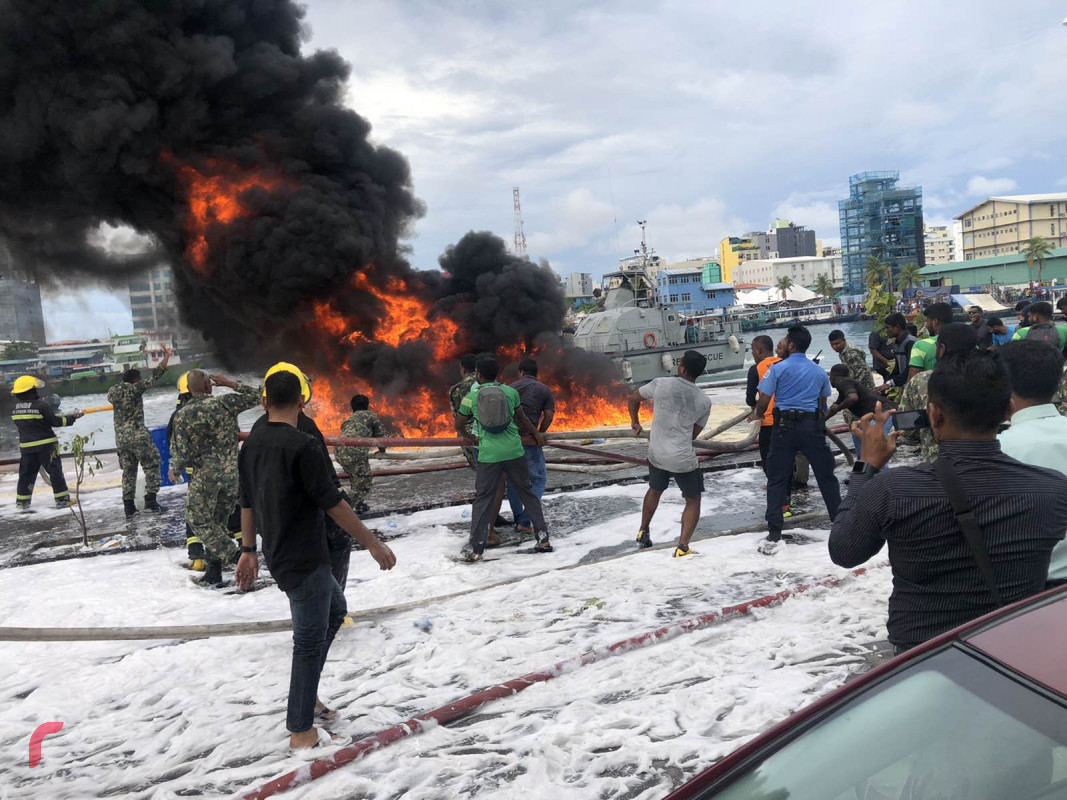 ޓީޖެޓީ ސަރަހައްދުގައި އޮތް ތެޔޮ ބައުޒަރެއްގައި ރޯވި އަލިފާން ރޯވެފައި -- ފޮޓޯ: ރާއްޖެ.އެމްވީ