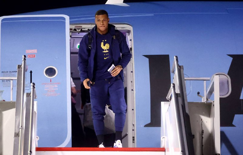 ފްރާންސް ޓީމުގެ ތަރި އެމްބާޕޭ ފްލައިޓުން ފައިބަނީ: ފޮޓޯ - ރޮއިޓާސް