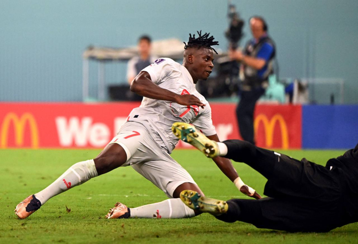 ސްވިޓްޒަލަންޑް އަދި ސަރބިއާ ކުޅުނު މެޗުގެ ތެރެއިން - ފޮޓޯ: ރޮއިޓާސް